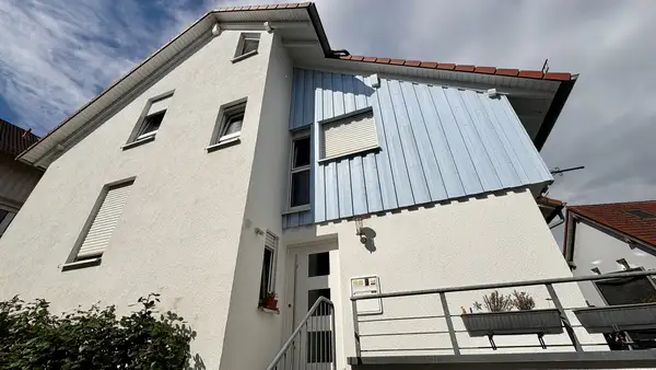 Moderne Doppelhaushälfte mit zwei Terrassen und stilvoller Einbauküche