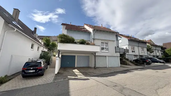 Moderne Doppelhaushälfte mit zwei Terrassen und stilvoller Einbauküche