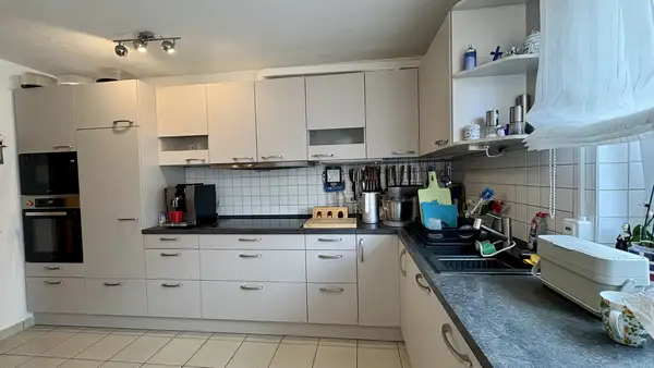 Moderne Doppelhaushälfte mit zwei Terrassen und stilvoller Einbauküche