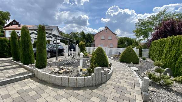 Hauseingangsbereich mit Carport - Einfamilienhaus in 74182 Obersulm mit 97m² kaufen