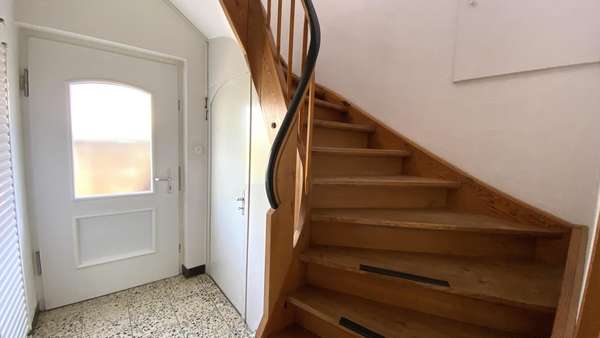 Eingang/Innentreppe - Einfamilienhaus in 74348 Lauffen mit 130m² kaufen