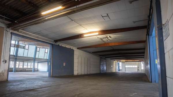 Fahrspur mit Blick in Halle 1 - Produktion in 74206 Bad Wimpfen mit 2387m² mieten