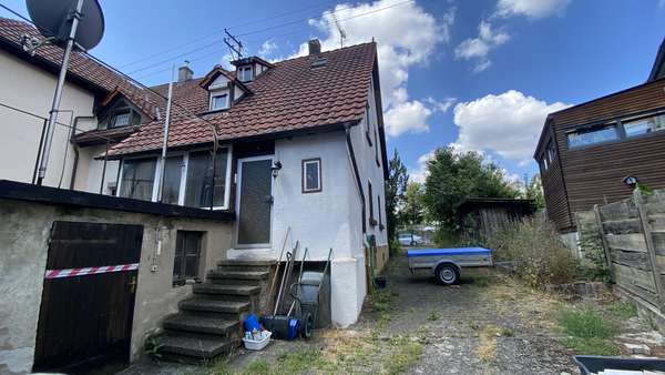 Hofansicht - Doppelhaushälfte in 74211 Leingarten mit 74m² kaufen