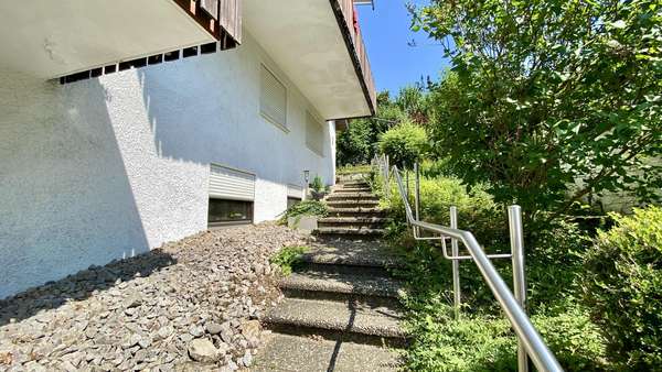 Treppe zum Hauseingang Treppe zum Hauseingang - Souterrain-Wohnung in 71717 Beilstein mit 66m² kaufen