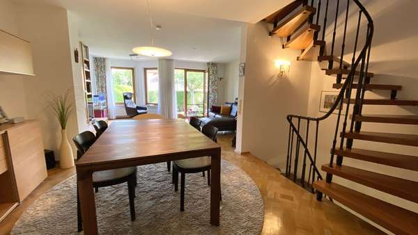 Ess-/ Wohnbereich mit Innentreppe Ess-/ Wohnbereich mit Innentreppe - Reihenmittelhaus in 74199 Untergruppenbach mit 126m² kaufen