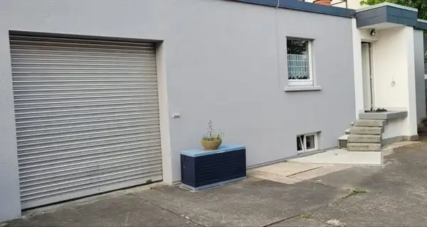 Kleine Halle mit Wohnen -- einziehen und wohlfühlen und arbeiten --