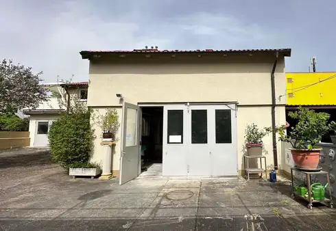 Kleine Halle mit Wohnen -- einziehen und wohlfühlen und arbeiten --