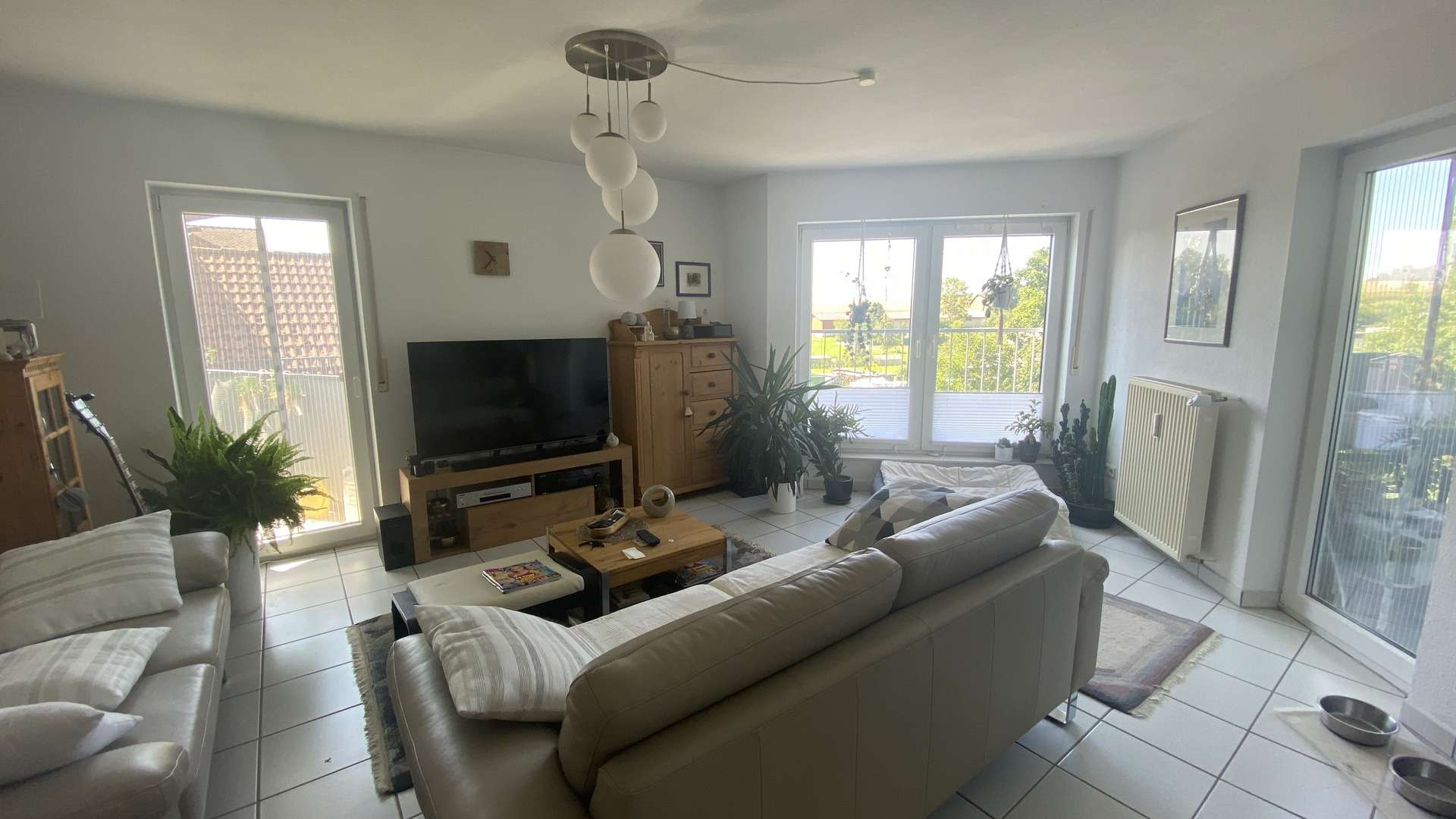 Wohnzimmer mit 2 Balkonen - Etagenwohnung in 74889 Sinsheim mit 80m² kaufen