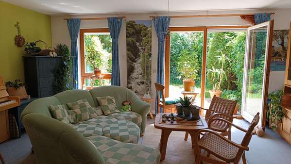 Wohnzimmer mit Blick in Garten - Reihenmittelhaus in 74189 Weinsberg mit 141m² kaufen