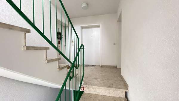 Treppenhaus und Wohnungstüre - Erdgeschosswohnung in 74336 Brackenheim mit 44m² kaufen