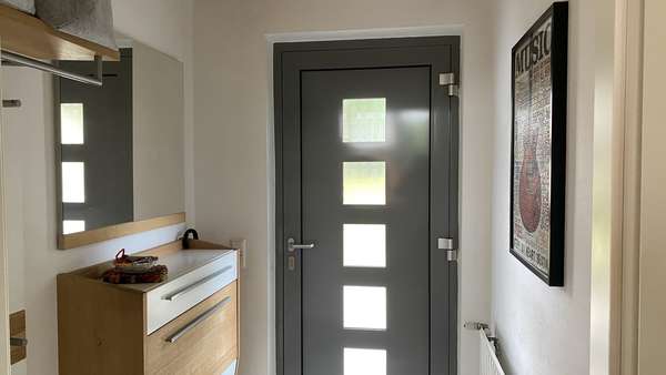 Eingangsbereich mit neuer Haustüre Eingangsbereich mit neuer Haustüre - Doppelhaushälfte in 74229 Oedheim mit 125m² kaufen
