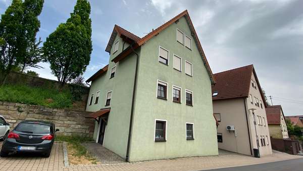 Hausansicht - Erdgeschosswohnung in 74252 Massenbachhausen mit 79m² kaufen