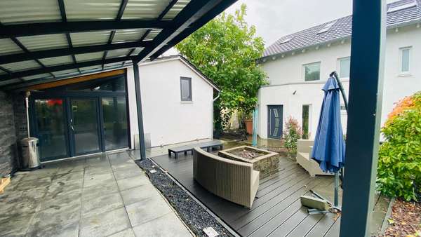 Überdachte Terrasse mit Gartenhaus der Extraklasse - Einfamilienhaus in 74912 Kirchardt mit 227m² kaufen