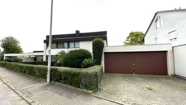 Hauseingang/Garagen - Einfamilienhaus in 74193 Schwaigern mit 215m² kaufen