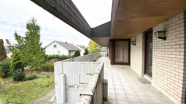 Südpanorama Balkon - Einfamilienhaus in 74193 Schwaigern mit 215m² kaufen
