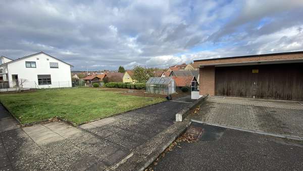 Gute Zufahrt Gute Zufahrt - Grundstück in 74336 Brackenheim mit 708m² kaufen