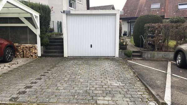 Garage mit vorgelagertem Stellplatz - Erdgeschosswohnung in 74211 Leingarten mit 124m² kaufen