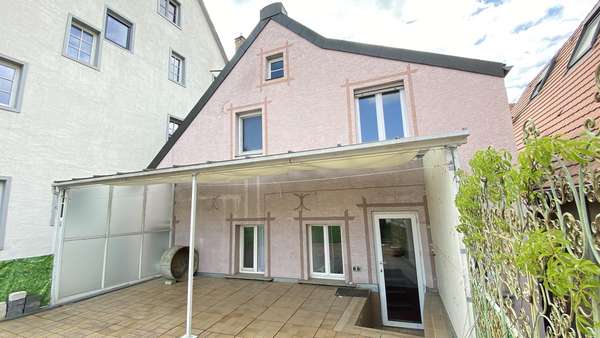 Gebäuderückseite mit überdachter Terrasse - Mehrfamilienhaus in 74348 Lauffen mit 115m² kaufen