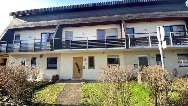 Eingangsseite mit Vorgarten - Reihenmittelhaus in 74348 Lauffen mit 118m² kaufen