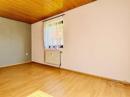 Wohnzimmer der EG-Wohnung - Zweifamilienhaus in 74597 Stimpfach mit 137m² kaufen