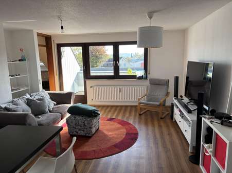 Wohnzimmer mit Balkonzugang  - Dachgeschosswohnung in 74523 Schwäbisch Hall mit 67m² kaufen