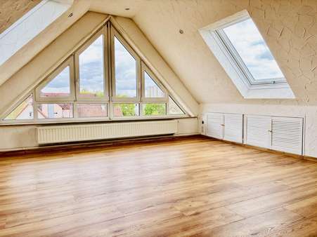 Wohnzimmer - Dachgeschosswohnung in 74564 Crailsheim mit 30m² kaufen