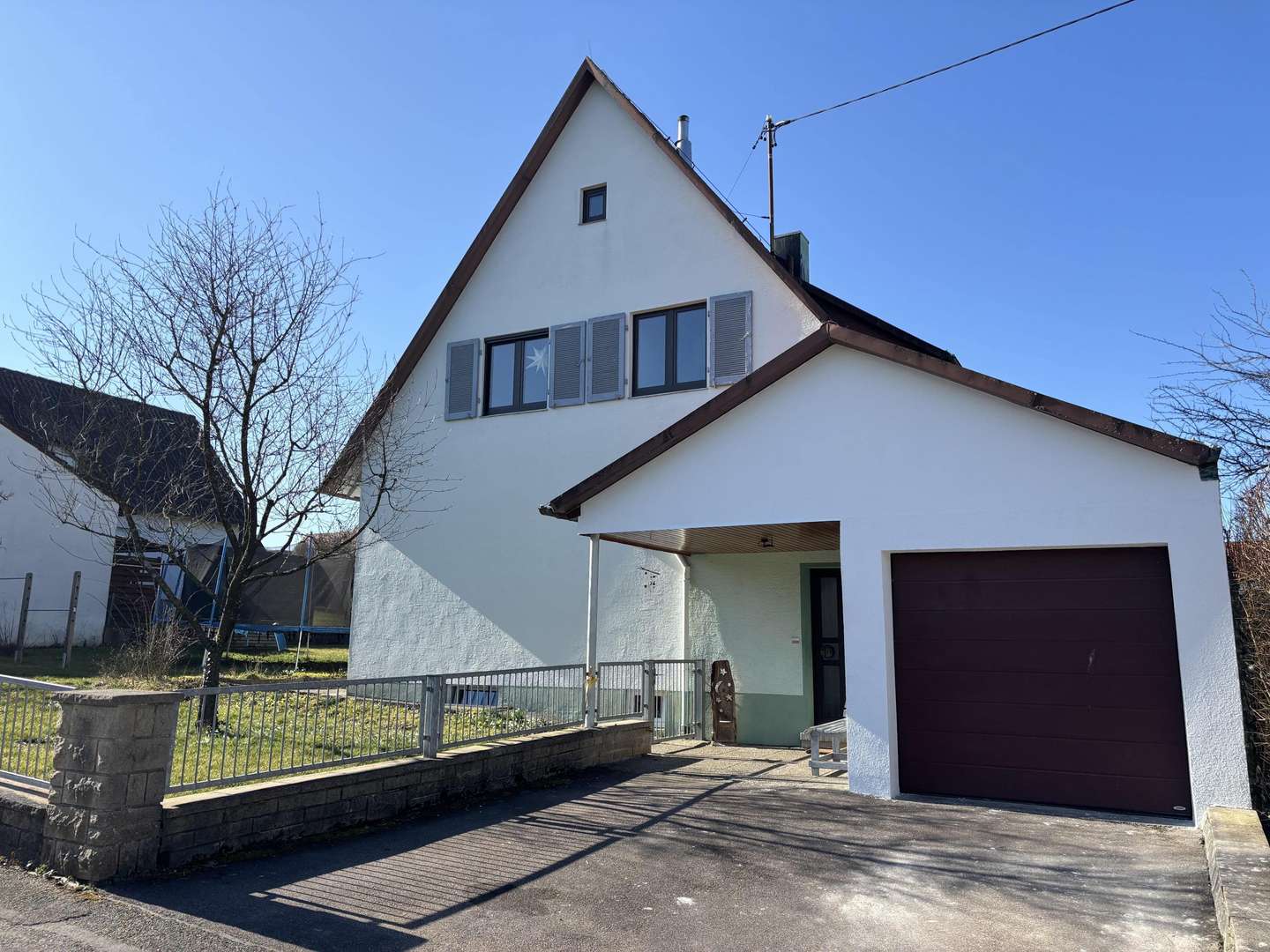 Außenansicht mit Garage