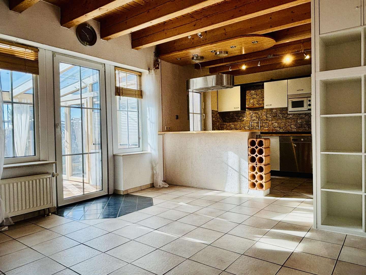 Esszimmer mit Küche und Zugang zum Wintergarten Esszimmer mit Küche und Zugang zum Wintergarten - Reihenendhaus in 74599 Wallhausen mit 120m² kaufen