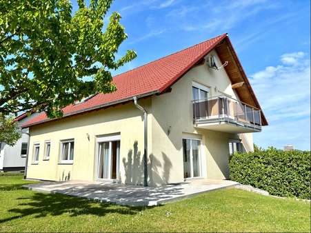 Außenansicht Außenansicht - Zweifamilienhaus in 74564 Crailsheim mit 215m² kaufen