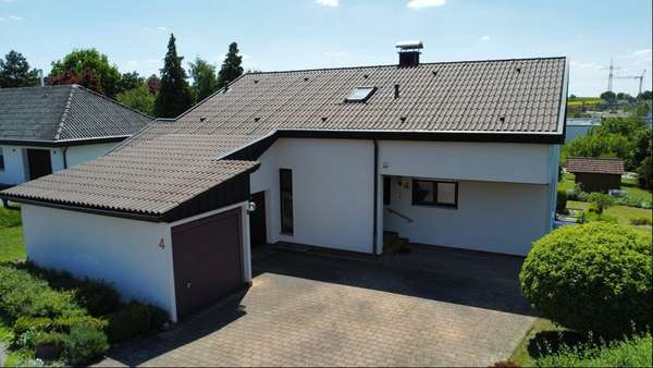 Ansicht Hauseingang mit Garagen - Einfamilienhaus in 74532 Ilshofen mit 153m² kaufen