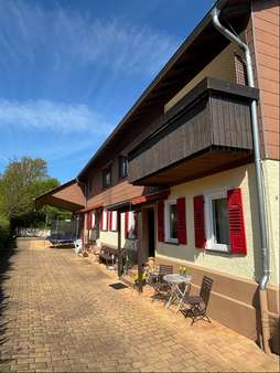 Hauseingang mit Freisitz - Zweifamilienhaus in 74405 Gaildorf mit 362m² kaufen