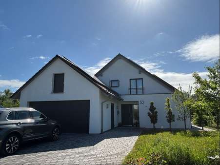 Ansicht mit Garage und Hauseingang - Einfamilienhaus in 74532 Ilshofen mit 184m² kaufen