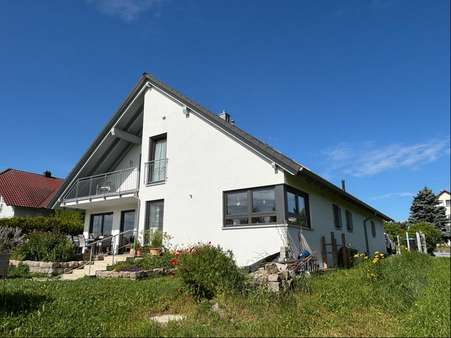 Ansicht mit Terrasse und Balkon - Einfamilienhaus in 74532 Ilshofen mit 184m² kaufen