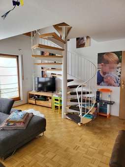 Wohnzimmer mit Wendeltreppe - Etagenwohnung in 74585 Rot am See mit 83m² kaufen
