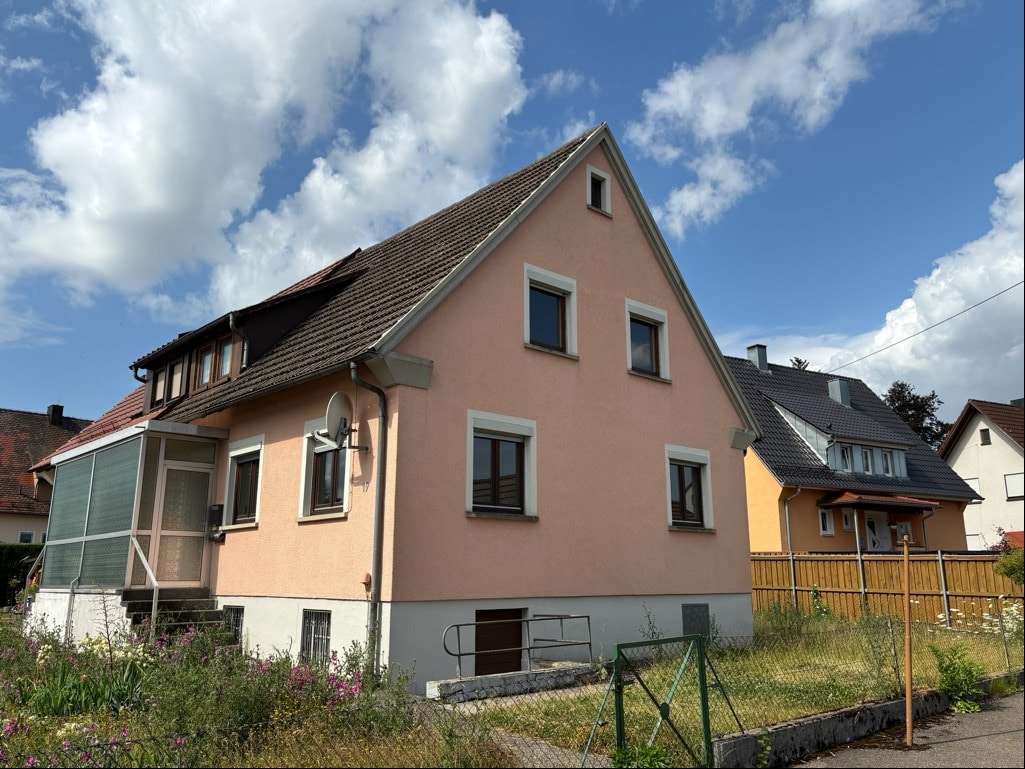 Ansicht mit Hauseingang - Doppelhaushälfte in 74532 Ilshofen mit 95m² kaufen