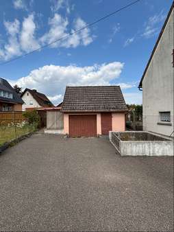 Zufahrt mit Garage - Doppelhaushälfte in 74532 Ilshofen mit 95m² kaufen