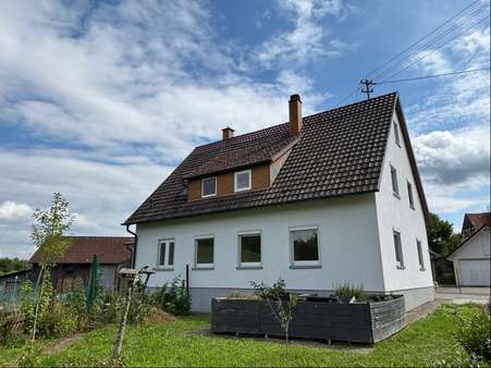 Ansicht Wohnhaus mit Gemüsehochbeet - Zweifamilienhaus in 74423 Obersontheim mit 157m² kaufen