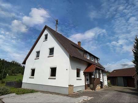 Ansicht Wohnhaus mit Hauseingang - Zweifamilienhaus in 74423 Obersontheim mit 157m² kaufen