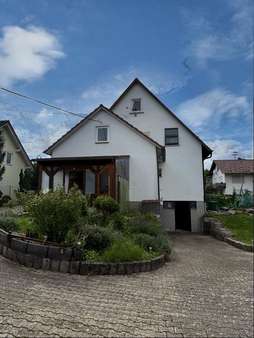 Ansicht Wohnhaus mit Hauseingang und Zufahrt - Zweifamilienhaus in 74423 Obersontheim mit 157m² kaufen
