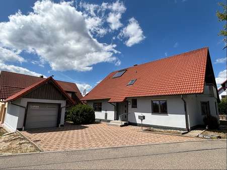Ansicht mit Garage und Hauseingang Ansicht mit Garage und Hauseingang - Zweifamilienhaus in 74541 Vellberg mit 220m² kaufen