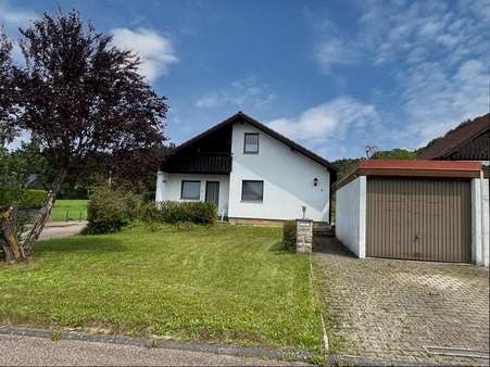 Ansicht mit Garage - Einfamilienhaus in 74420 Oberrot mit 151m² kaufen