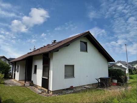 Ansicht mit Terrasse - Einfamilienhaus in 74420 Oberrot mit 151m² kaufen