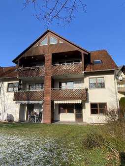 Außenansicht mit Terrasse - Erdgeschosswohnung in 74538 Rosengarten mit 71m² kaufen