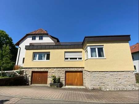 Außenansicht mit Gargen - Stadthaus in 74405 Gaildorf mit 414m² kaufen