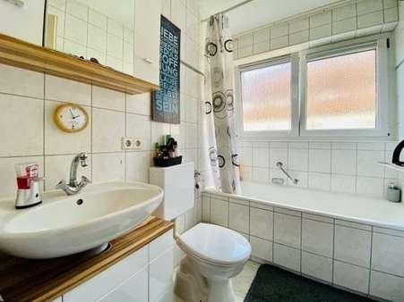 Tageslicht-Badezimmer (Wohnung 1. OG links) - Mehrfamilienhaus in 74564 Crailsheim mit 259m² kaufen