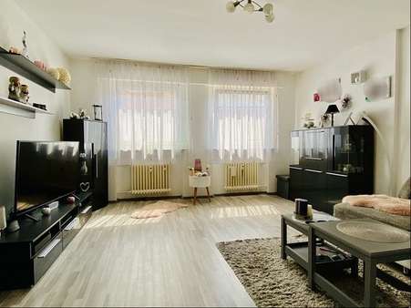 Wohnzimmer (Wohnung 1. OG links) - Mehrfamilienhaus in 74564 Crailsheim mit 259m² kaufen