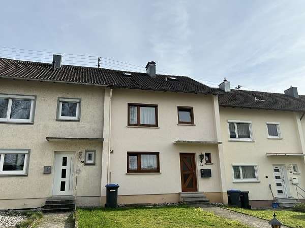 Außenansicht Front mit Haustür - Reihenmittelhaus in 74541 Vellberg mit 90m² kaufen