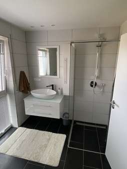 Bad mit Dusche und Waschbecken - Dachgeschosswohnung in 74549 Wolpertshausen mit 79m² kaufen