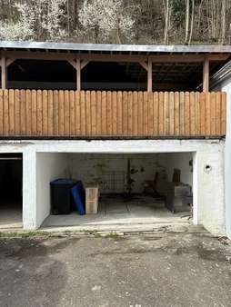 Außenansicht Terrasse, Garage, Abstellen - Einfamilienhaus in 74592 Kirchberg mit 120m² kaufen