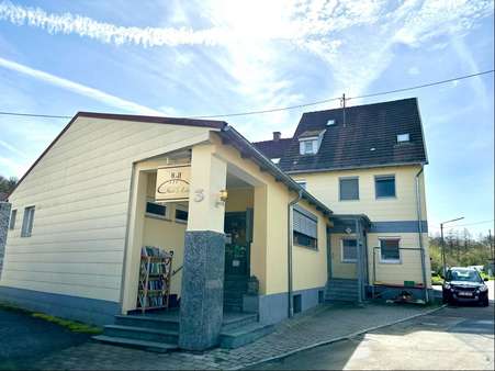 Außenansicht Laden und Eingang Wohnhaus - Mehrfamilienhaus in 74589 Satteldorf mit 230m² kaufen